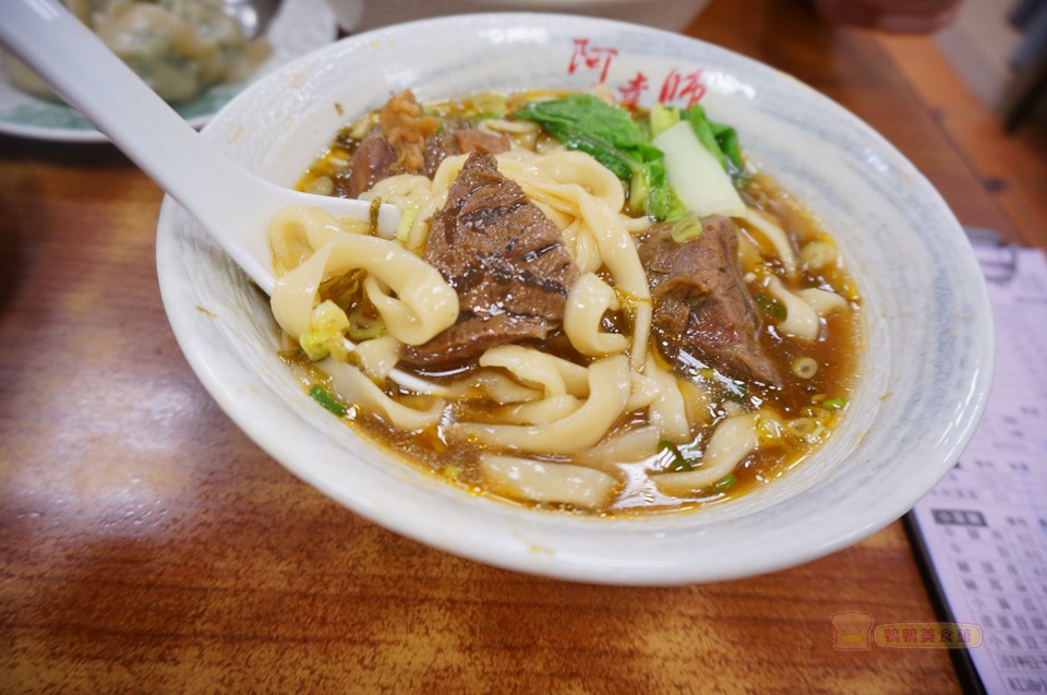 宵夜,宵夜場延伸閱讀,新埔捷運,新埔捷運美食,板橋宵夜,板橋莒光路,牛肉麵,紅燒牛肉麵,韭菜水餃