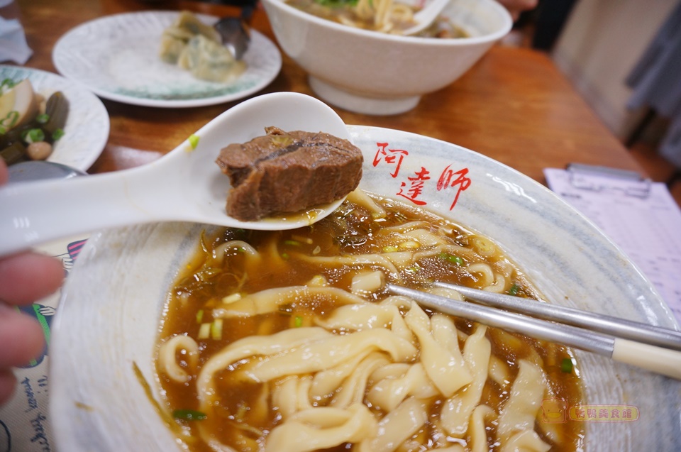 宵夜,宵夜場延伸閱讀,新埔捷運,新埔捷運美食,板橋宵夜,板橋莒光路,牛肉麵,紅燒牛肉麵,韭菜水餃